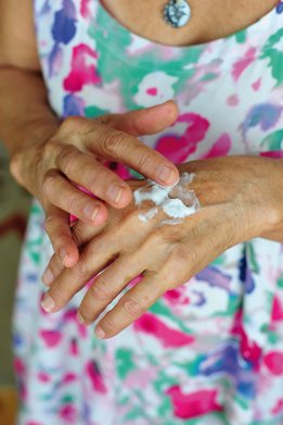 [Translate to Germany - German:] Female hands applying hand cream