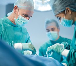 [Translate to Germany - deutsch:] Medical team performing surgery